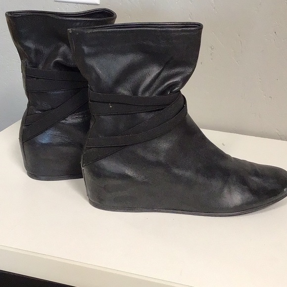 Stuart Weitzman Elastic strap bootie, wedge heel - Picture 6 of 10